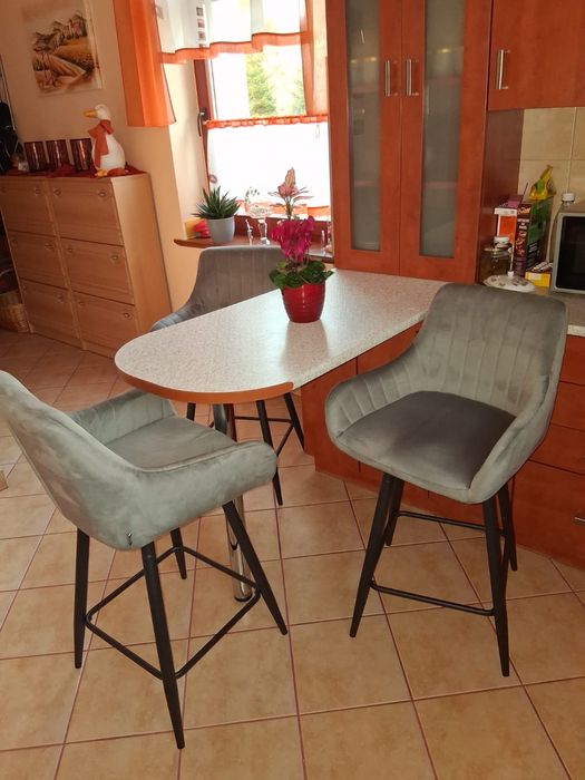 4 hokery barowe lub kuchenne