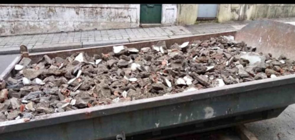 faço cargas de  entulho Madeira e pladur e pequenas demolição