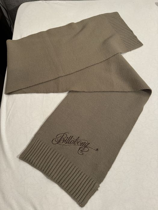 Cachecol bordado de marca