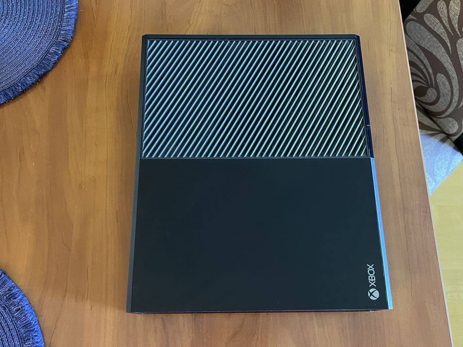 konsola Xbox One + dwa pady + sensor kinect + pilot zdalnego sterowania