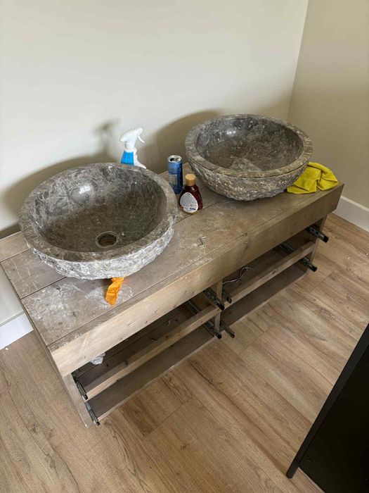 zlewy z kamienia, dosc ciezkie i trudne w odczepieniu ;)