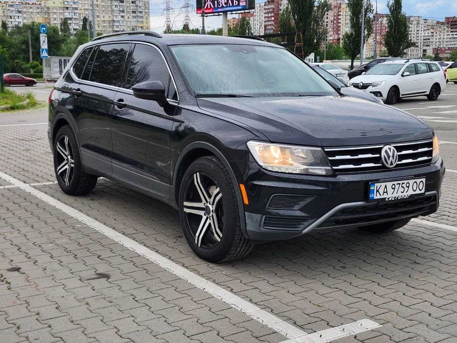 Volkswagen Tiguan SE 2018 • Панорама • R20 • 2.0 TSI