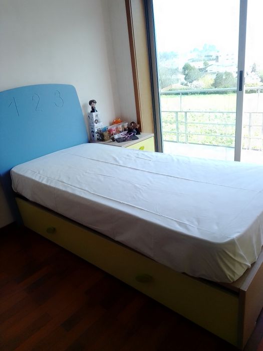 Quarto de solteiro em madeira