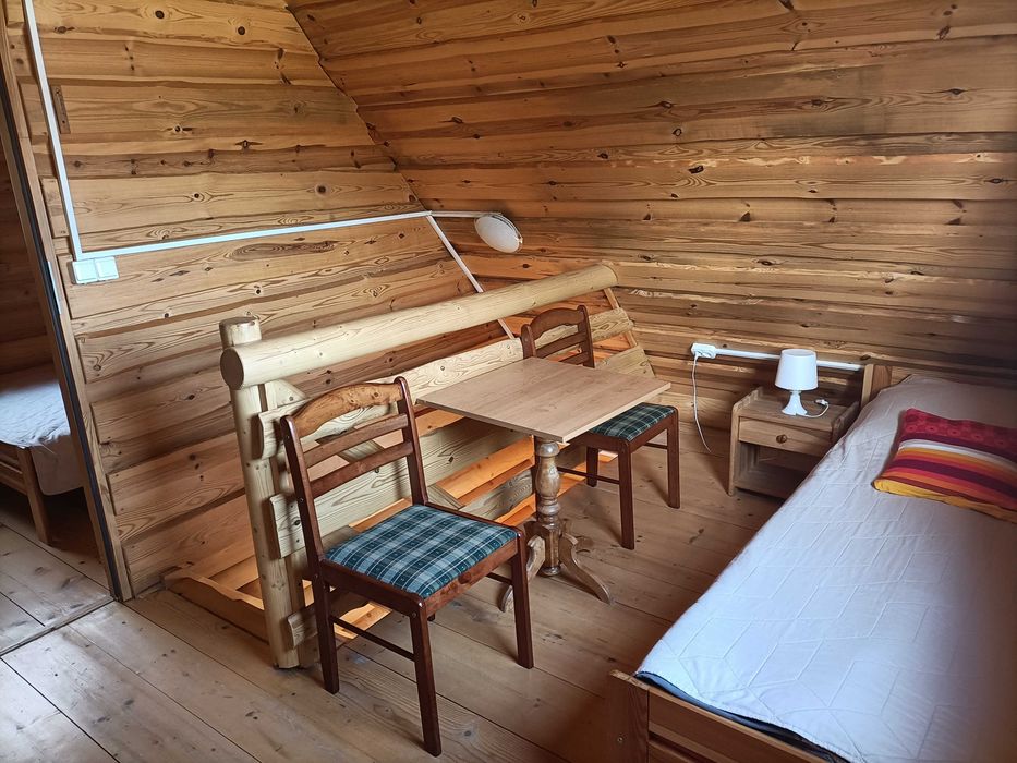 Domek góralski nad Dunajcem przy trasie rowerowej.