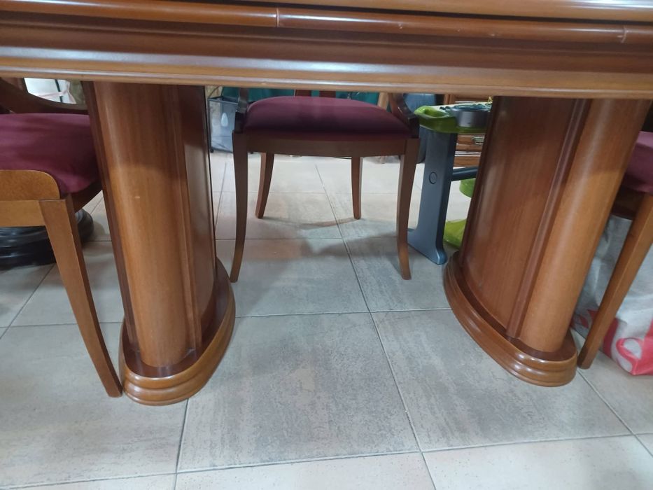 Mesa e cadeiras em cerejeira