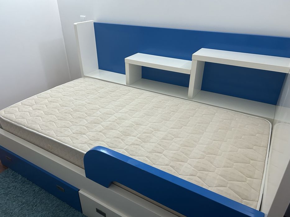 Cama de solteiro com colchao e estante