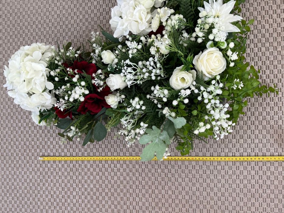 Um conjunto de dois arranjos flores artificiais