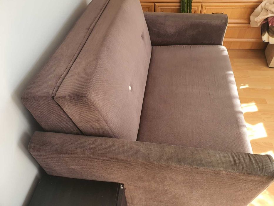 Sofa dwuosobowa rozkładana amerykanka z pojemnikiem na pościel