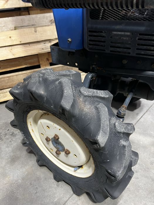 Trator Iseki 4x4 com frese