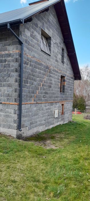 Sprzedam dom jednorodzinny w stanie surowym otwartym.