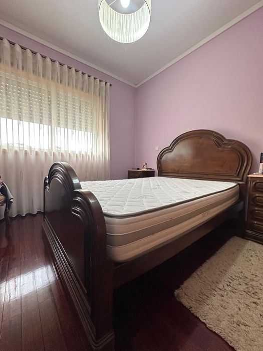 Cama de casal em madeira