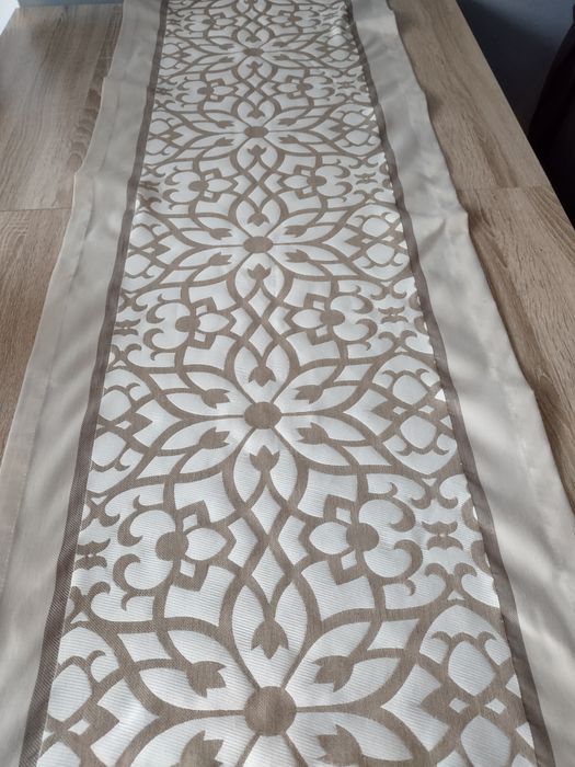 Bieżnik w kolorze kapucino