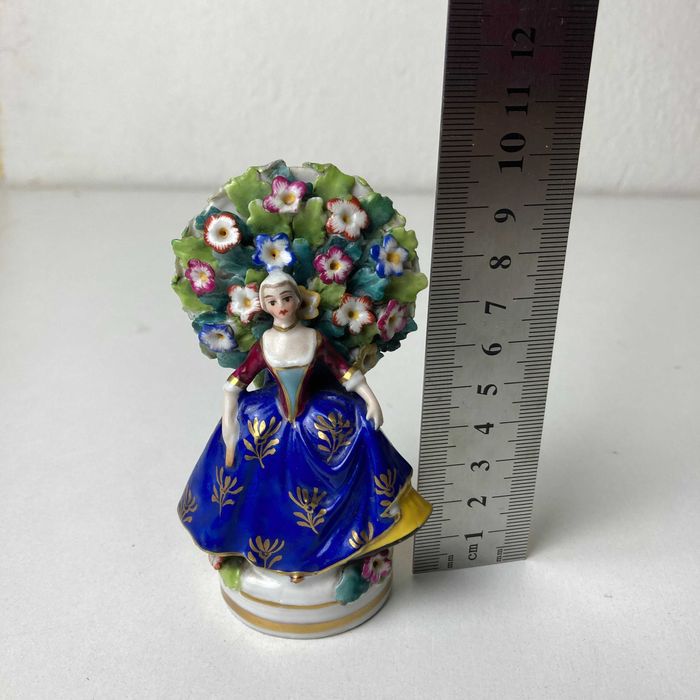 Figura em Porcelana Chelsea Século XVIII-XIX com marca Ancora Dourada