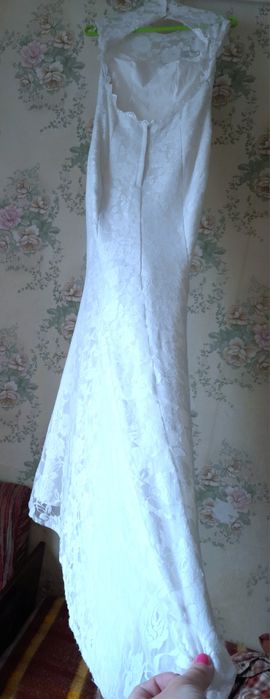 Весільна сукня з відкритою спиною і трішки шлейфом, вселільне плаття.