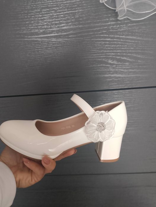 Buty białe komunijne z kwiatem