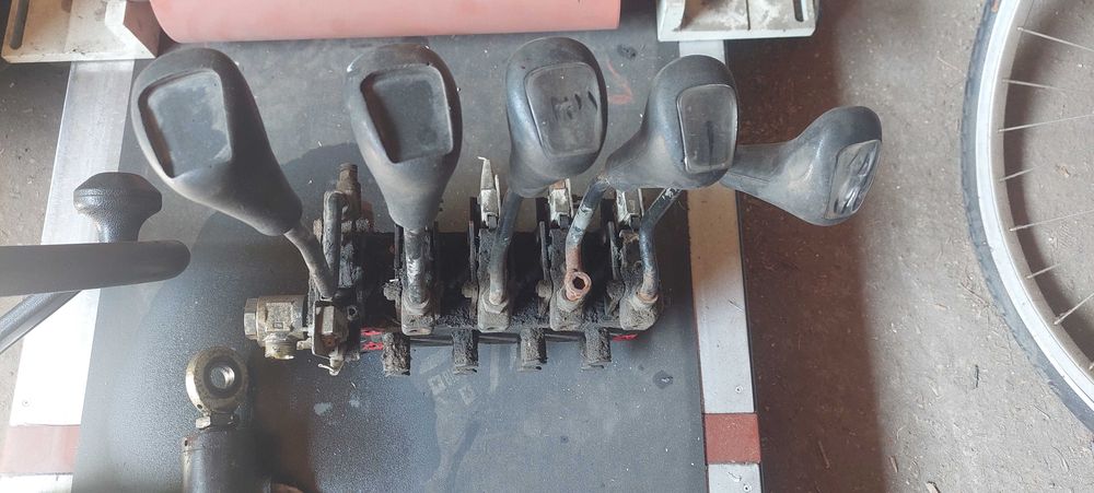 Rozdzielacz hydrauliczny wielosekcyjny z wózka widłowego