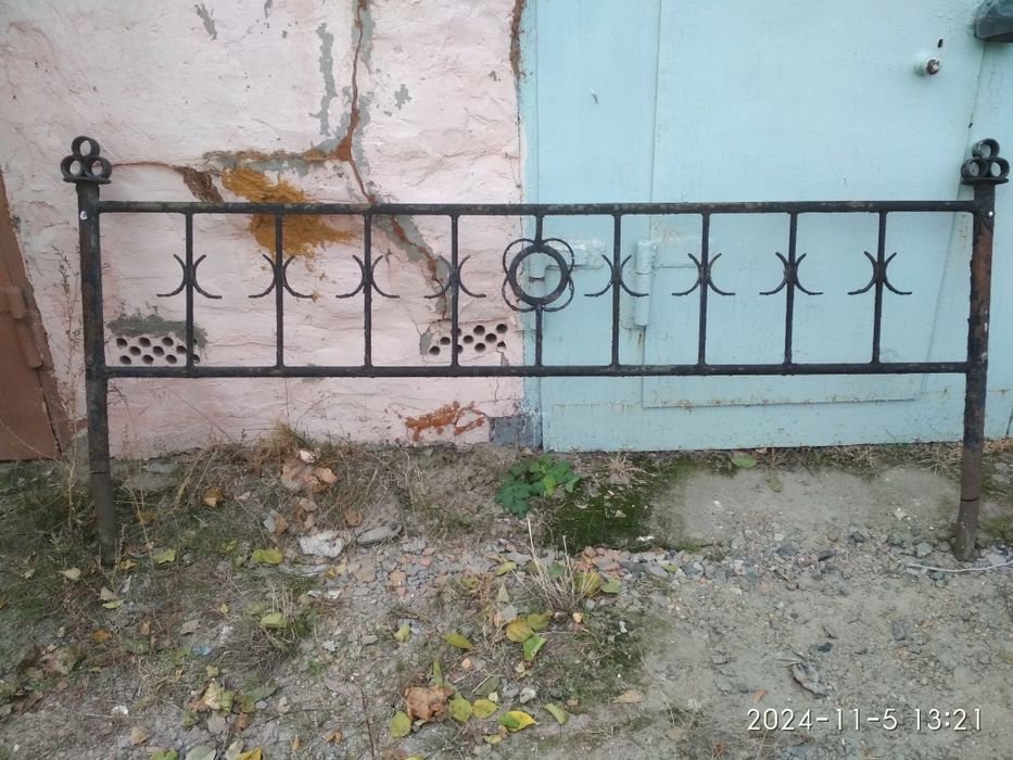 Оградка на кладбище не новая