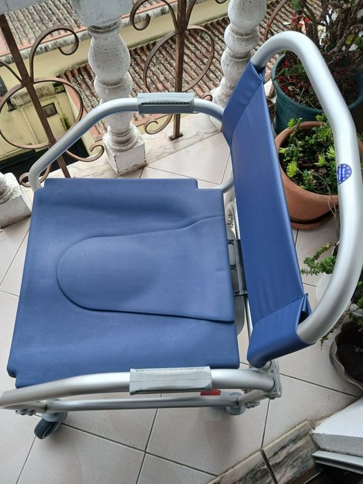 Vendo cadeira de banho com assento sanitário