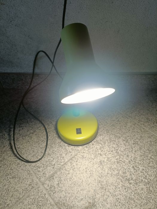 Secretária, cadeira e candeeiro