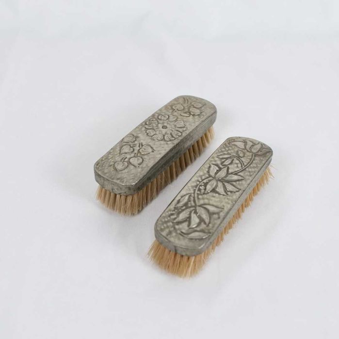 Par de escovas antigas em estanho trabalhado