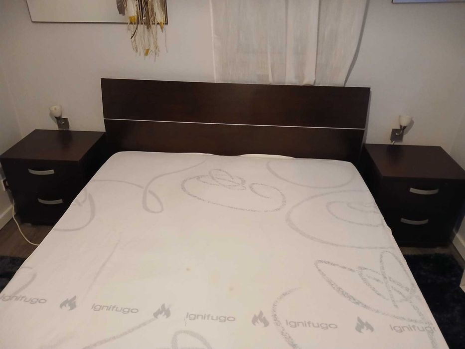 Cama de casal + 2 mesas de cabeceira