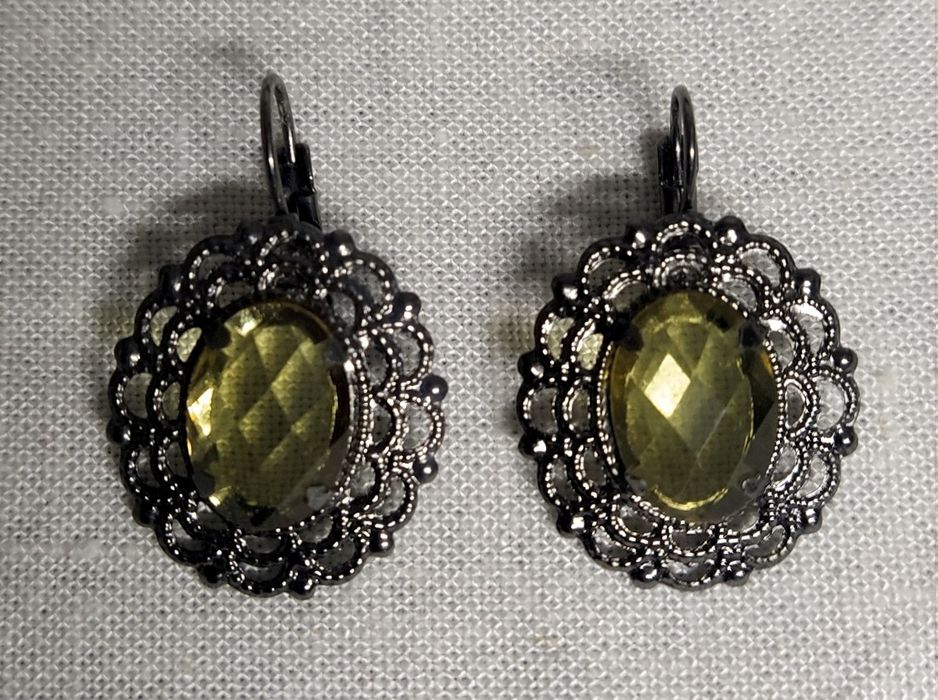 Brincos novos metal negro com pedras verdes