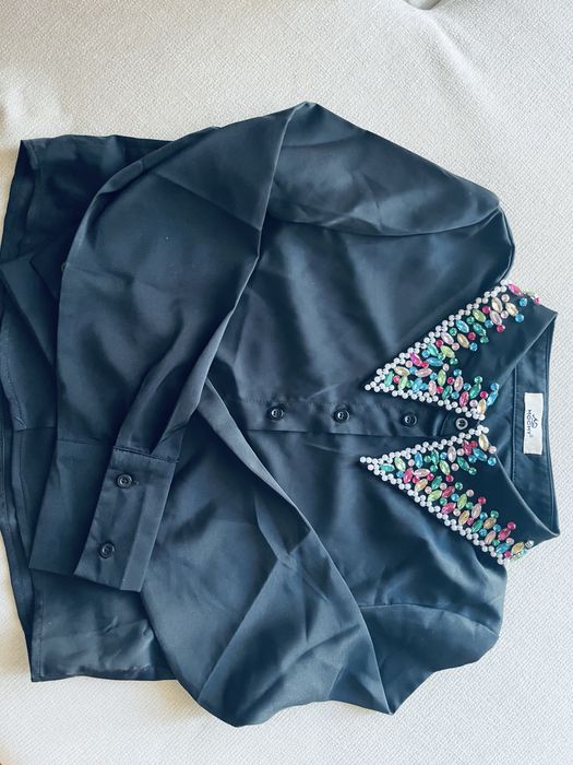Blusa preta manga comorida e gola cravada de brilho