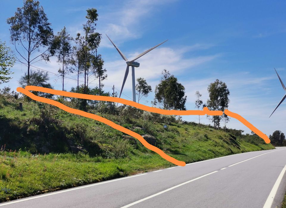 Terreno Serras de Fafe junto à estrada