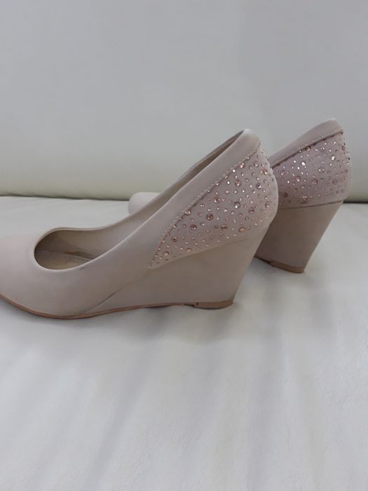 Buty z dwa razy na nogach ozdobione cyrkoniami
