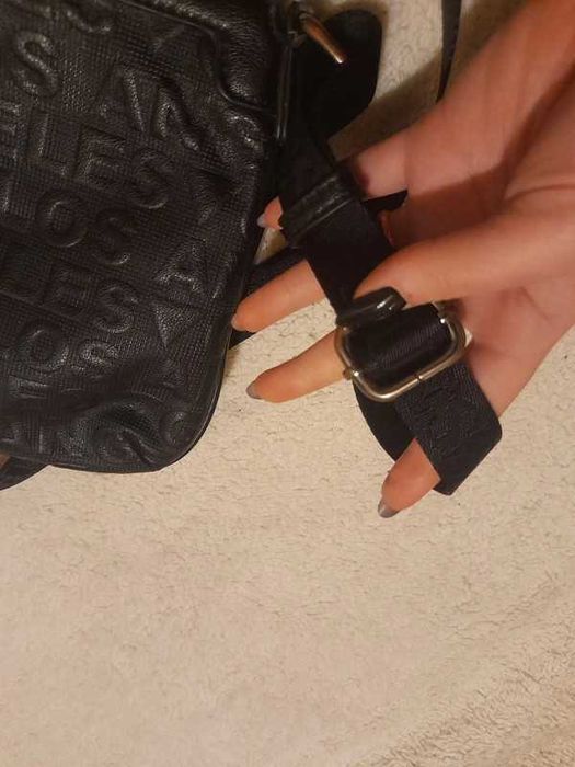 Czarna wytłaczana torebka na ramię saszetka Guess New Boston Embossed