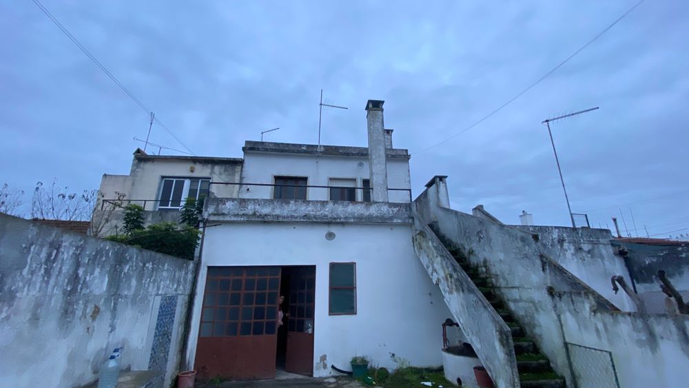 Moradia com 2 pisos independentes, garagem e quintal – Almeirim