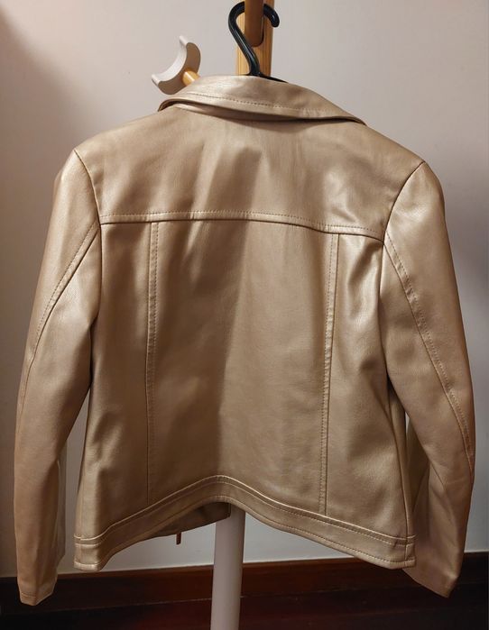 Casaco estilo "Biker" da marca Mayoral, em tom dourado