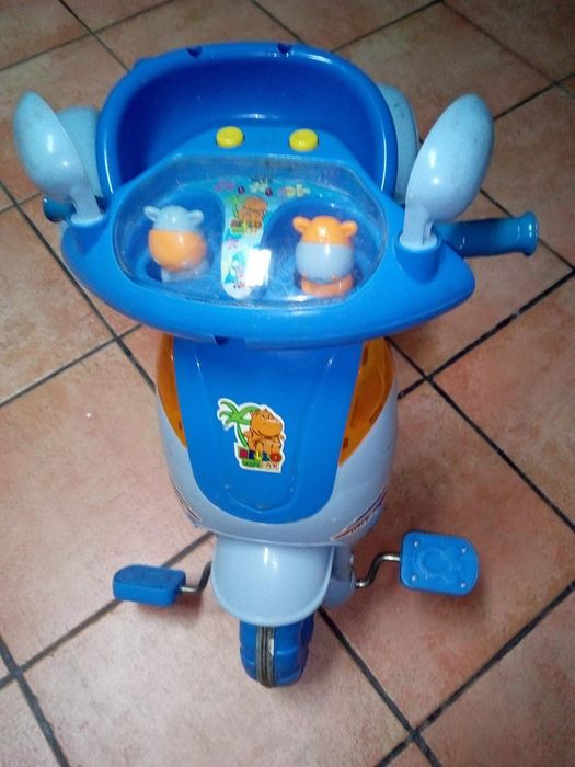 Triciclo/mota infantil com música, luzes e mala de transporte