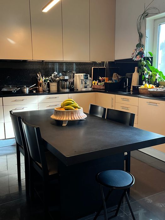 Excelente Mesa de cozinha +Cadeiras e bancos