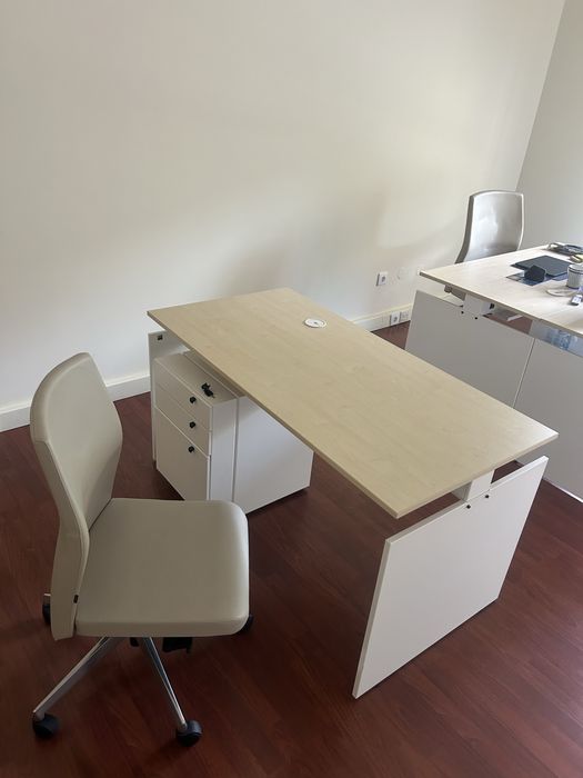 Secretaria, cadeira giratória e gavetas Escritorio