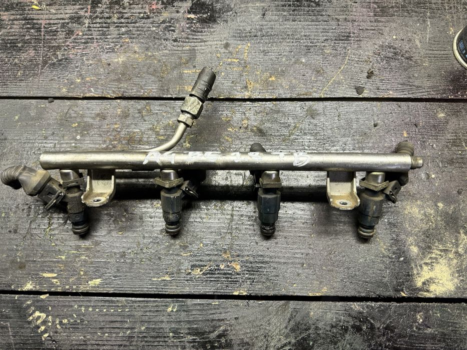 Паливна рейка рампа Audi A4 A6 VW 1.8i 06B133551M форсунки форсунка