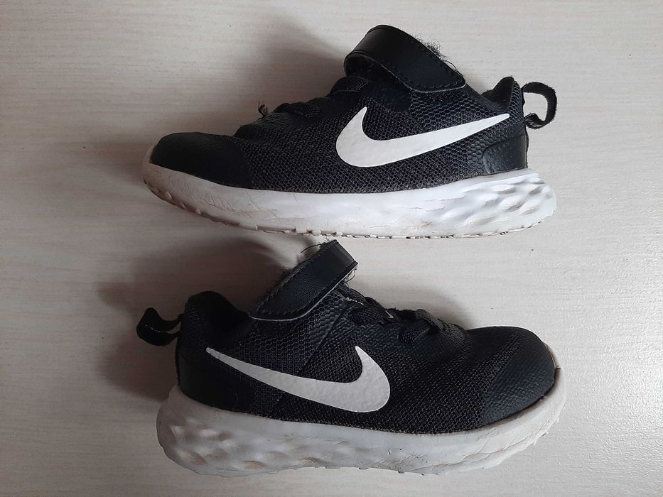 Buty sportowe nike czarne dla chłopca 23,5