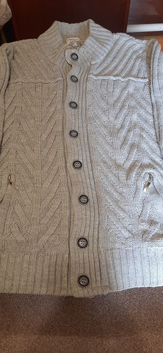 Продам два фирменных свитера