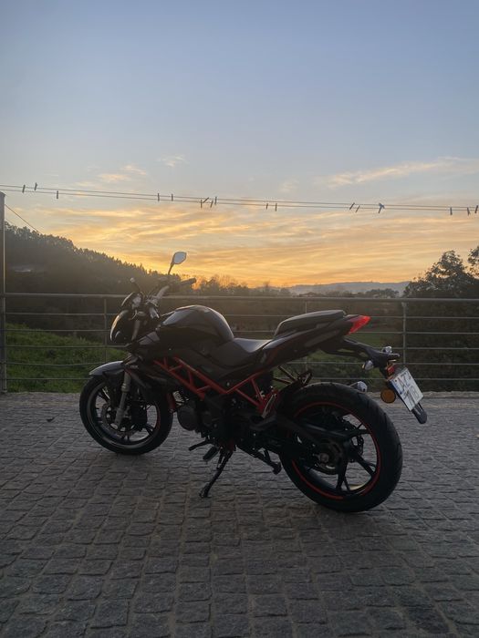 Benelli bn 125.