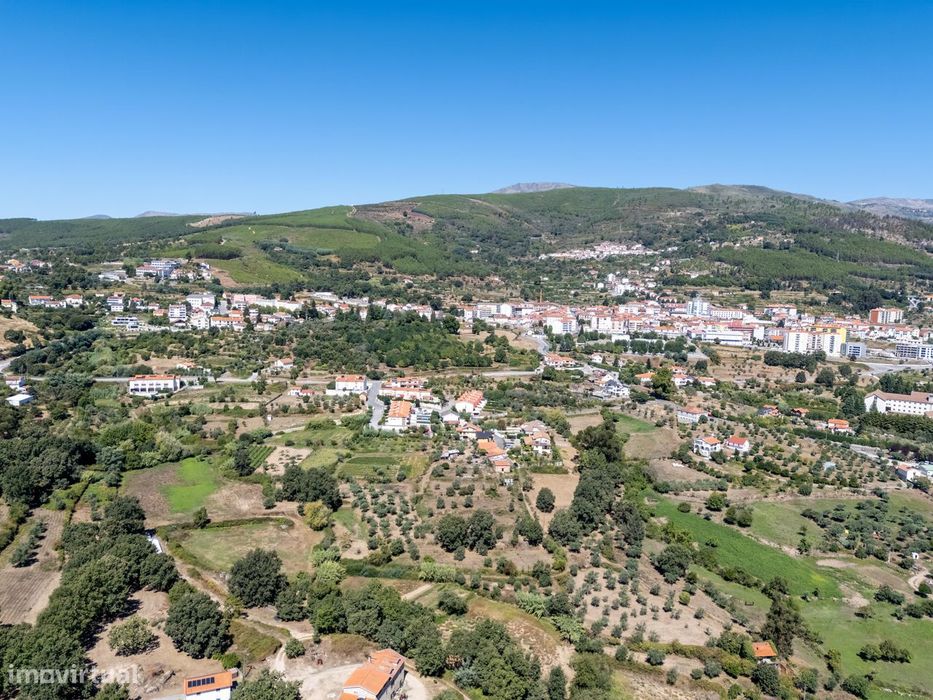 Moradia em pedra isolada com piscina e jardim