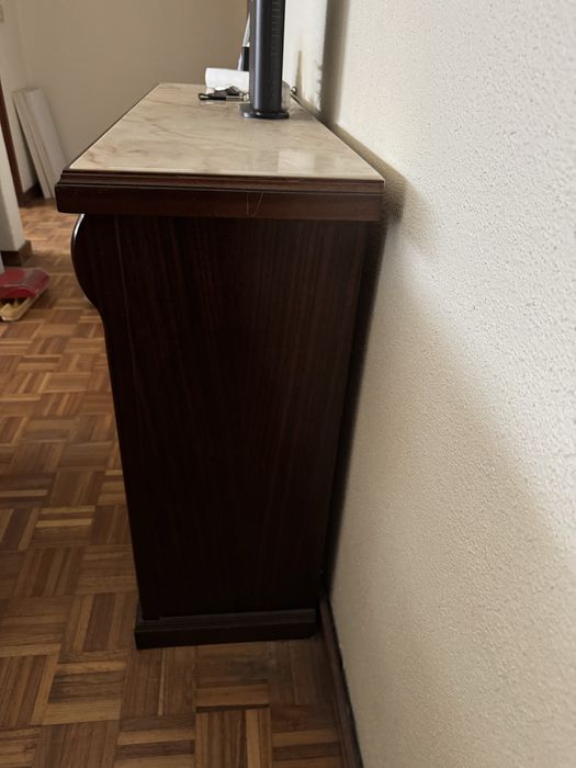 Cómoda de mogno com pedra mármore