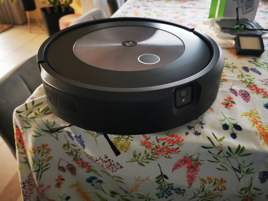 IRobot J7 com dock de carregamento