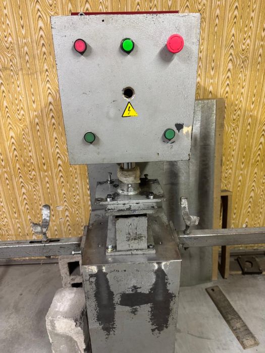 Пресс для виготовлення конька круглого