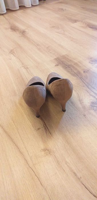 Sapatos bege de salto