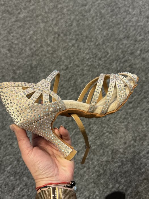 Szpilki z kryształkami idealne na Sylwestra