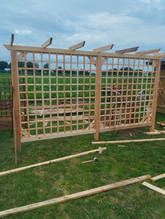 Huśtawka ogrodowa lub pergola