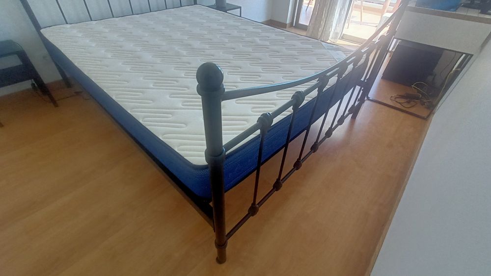 Com estrado e colchão incluído.
Oferta 2 mesas de cabeceira e 2 candeeiros
Com estrado e colchão incluído.
Oferta 2 mesas de cabeceira e 2 candeeiros
