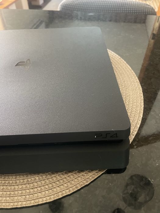 PS4 Slim com comando e jogos