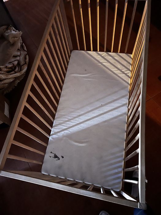 Banheira para bebé, berco com colchao, e cadeirinha alimentacao