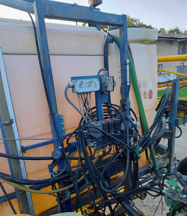 Opryskiwacz zawieszany Sieger, 21 m, zbiornik 1200 l